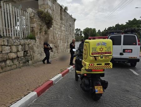 الرملة: إصابة خطيرة لشابة ومقتل شخص مشتبه بطعنها 